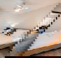 Modern 1 Bedroom Apartment Near the River and the City - New Castle Holiday