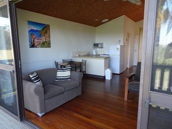 #22 Korora Palms 1 Bedroom Bure - New Castle Holiday 3