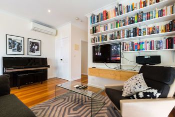 KIM 2BDR West Melbourne Apartment - New Castle Holiday 0