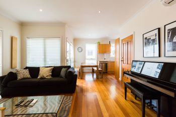 KIM 2BDR West Melbourne Apartment - New Castle Holiday 2
