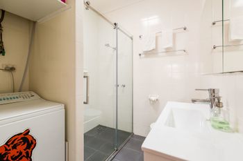 KIM 2BDR West Melbourne Apartment - New Castle Holiday 6