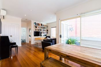 KIM 2BDR West Melbourne Apartment - New Castle Holiday 5