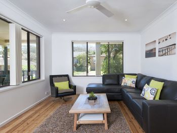 Blue Swimmer 33 Danalene Parade - New Castle Holiday 0