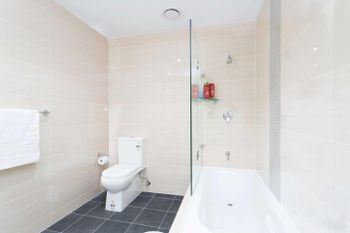 Executive Designer Apartment With Pool + Parking - New Castle Holiday 6