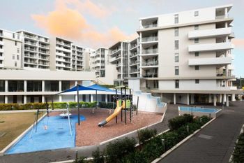 Executive Designer Apartment With Pool + Parking - New Castle Holiday 3