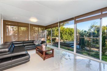 Spacious 4 Bedroom House The Hill - New Castle Holiday 0