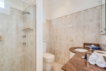 Spacious 4 Bedroom House The Hill - New Castle Holiday 1