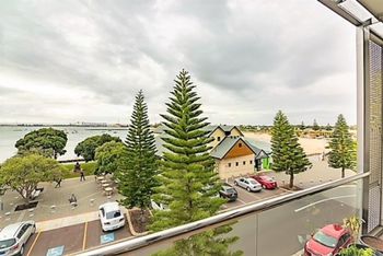 Spacious Apartment With Sea Views - New Castle Holiday 0