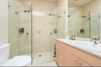 Stunning East Suburb Coastal Home H373 - New Castle Holiday 5