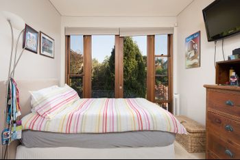 Stunning East Suburb Coastal Home H373 - New Castle Holiday 4