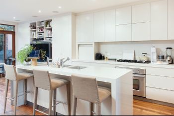 Stunning East Suburb Coastal Home H373 - New Castle Holiday 3