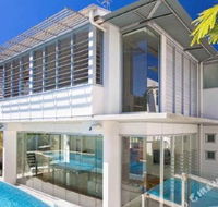 R  W Noosa Holidays 19 the Esplanade - New Castle Holiday