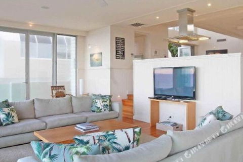 R & W Noosa Holidays 19 The Esplanade - New Castle Holiday 5