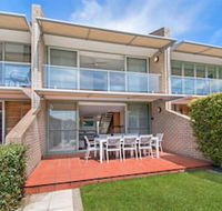 Number 4 James Cook Apartments - New Castle Holiday