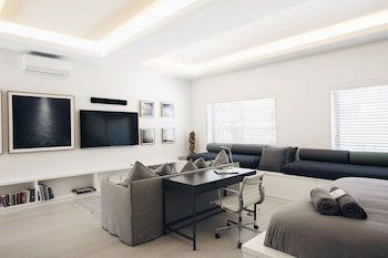 Executive Beachside Loft - New Castle Holiday 4