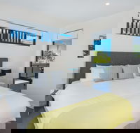 Round About Bulimba - New Castle Holiday
