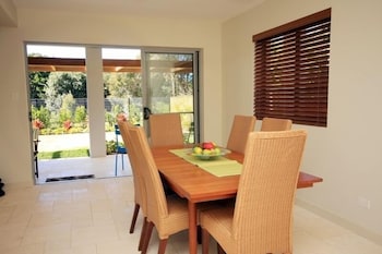 Lorikeet 2 - New Castle Holiday 2