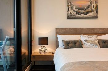 Stunning Harbour & City View Loft - New Castle Holiday 4