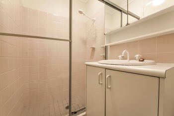 Carindale Unit 13 19 23 Dowling Street - New Castle Holiday 5