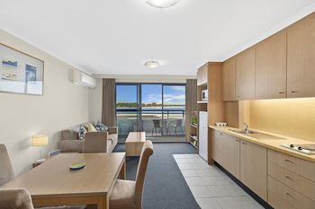 The Oak Room 106 - New Castle Holiday 6