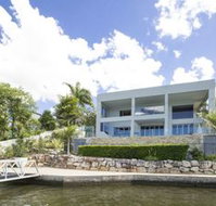 Gold Coast Luxury Waterfront House - New Castle Holiday