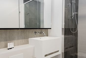 Avant Tower Apartment - New Castle Holiday 3