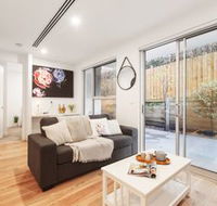Iris Apartments by Ready Set Host - New Castle Holiday