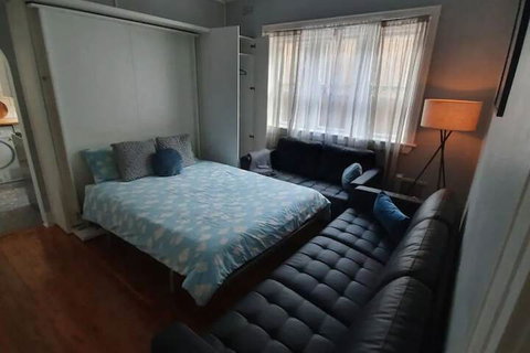 Incredible Location 2 Bedroom Bondi Beach Apartment - New Castle Holiday 6