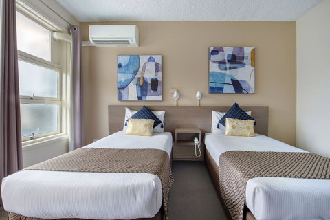 The Metropolitan Spring Hill - New Castle Holiday 6