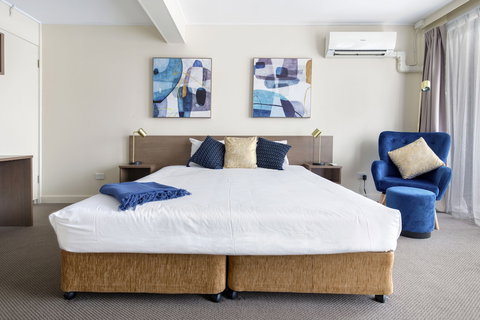 The Metropolitan Spring Hill - New Castle Holiday 5