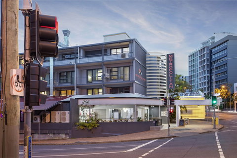 The Metropolitan Spring Hill - New Castle Holiday 1