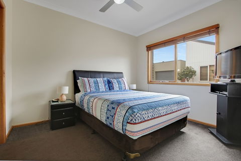 Apartments On Church - Unit 7 - New Castle Holiday 3