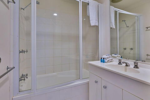 Sunset Waters Apartments - New Castle Holiday 2