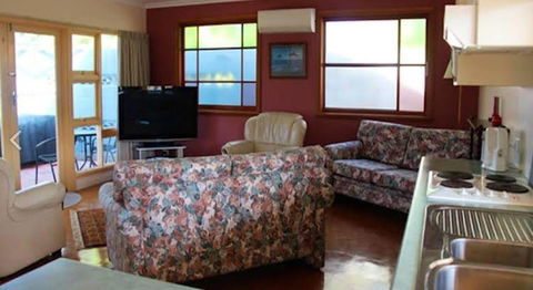 Anchlia Waterfront Cottage - New Castle Holiday 1