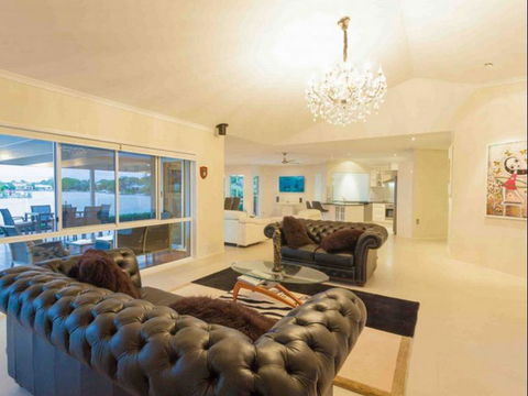 15 Shorehaven Drive Apartments - New Castle Holiday 4