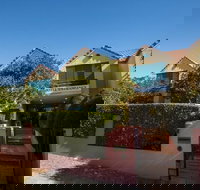 AAA Albion Manor Apartments and Motel - New Castle Holiday