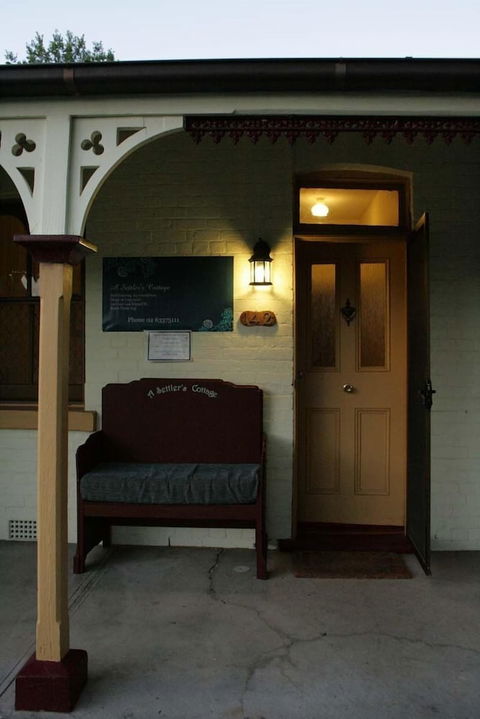 A Settler's Cottage - New Castle Holiday 1