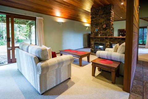 Mt Glorious Getaways - New Castle Holiday 1