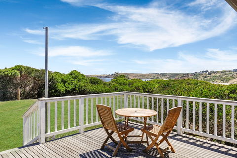 Clifftop Boutique Accommodation - New Castle Holiday 0