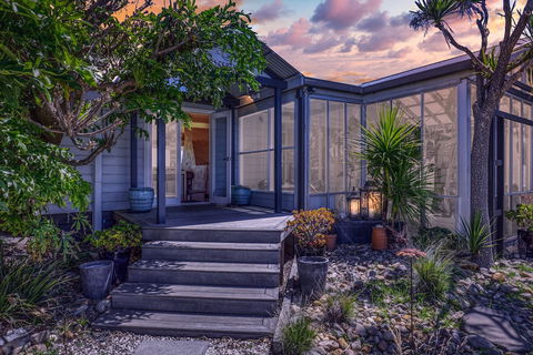 Clifftop Boutique Accommodation - New Castle Holiday 2