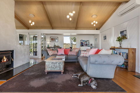 Clifftop Boutique Accommodation - New Castle Holiday 6