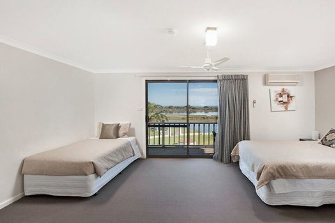 Martin Fields Beach Retreat - New Castle Holiday 5