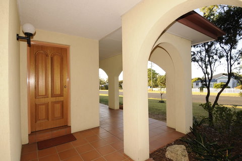 McNevin's Warwick Motel - New Castle Holiday 3