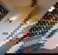 McNevin's Warwick Motel - New Castle Holiday