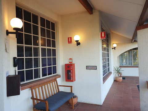 McNevin's Warwick Motel - New Castle Holiday 0