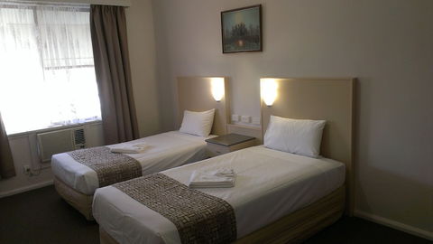 Lindy Lodge Motel - New Castle Holiday 1