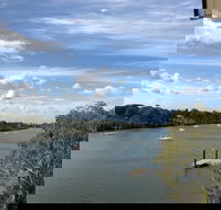 Burnett Riverside Hotel - New Castle Holiday