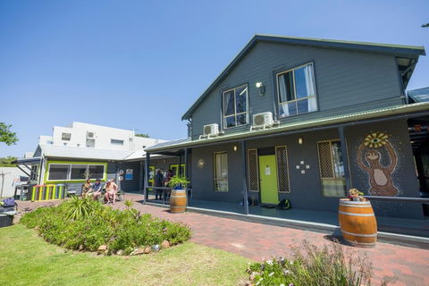 Dunsborough Beachouse YHA Hostel - New Castle Holiday 0