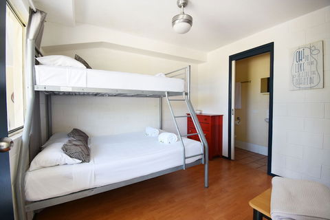 Caloundra Backpackers - Hostel - New Castle Holiday 1