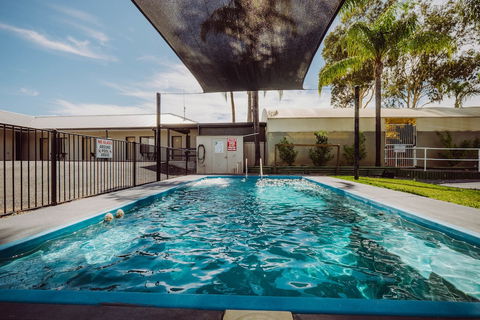 Artesian Spa Motel - New Castle Holiday 4